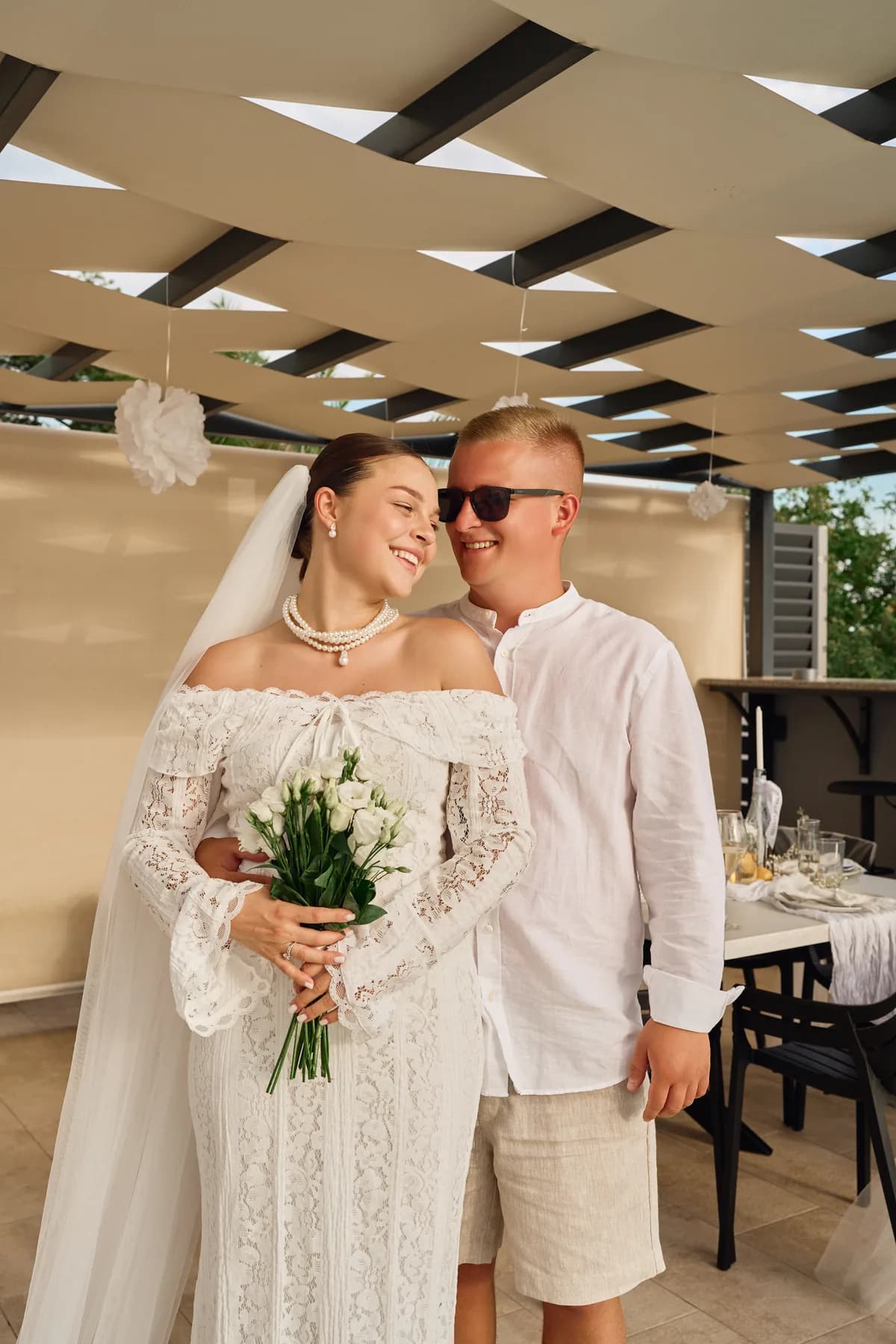 Наречені з букетом під час святкування