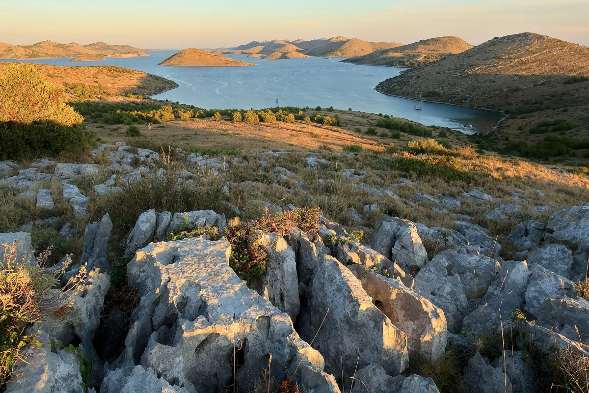 Die Kornaten bei Sonnenuntergang, kahler Karst, der über dem Meer golden leuchtet