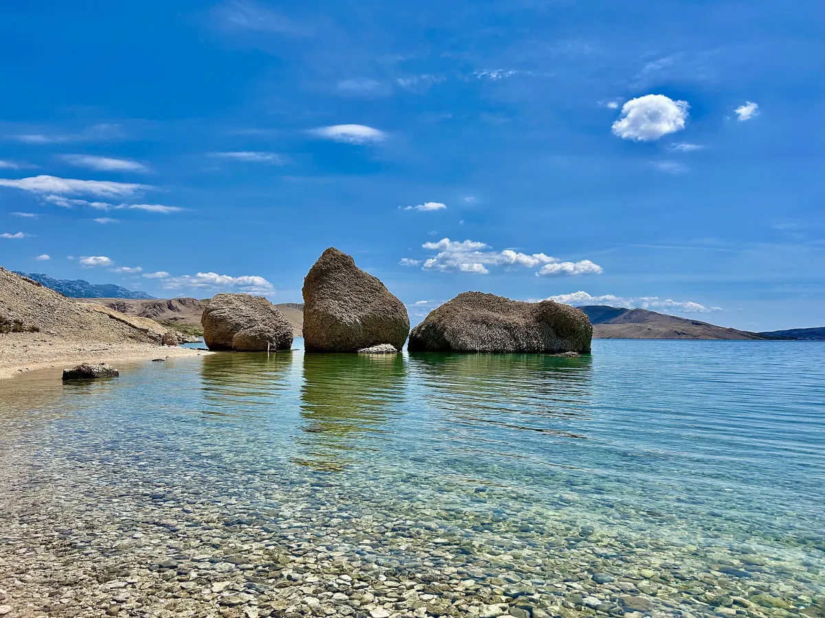 Große Felsbrocken im klaren flachen Wasser des Strandes Beritnica bei Metajna