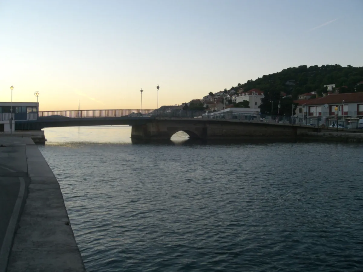 Die niedrige Straßenbrücke in Tisno, die das Festland mit der Insel Murter verbindet