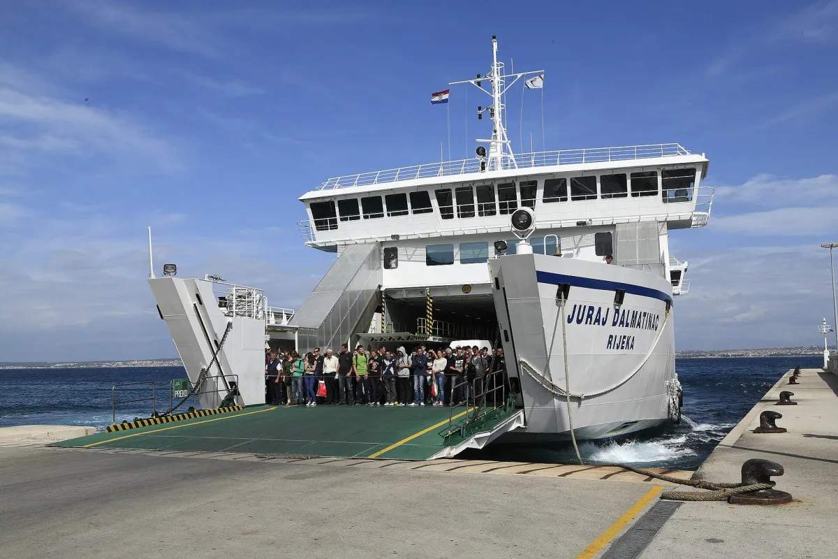 Die Autofähre kommt in Preko auf der Insel Ugljan an