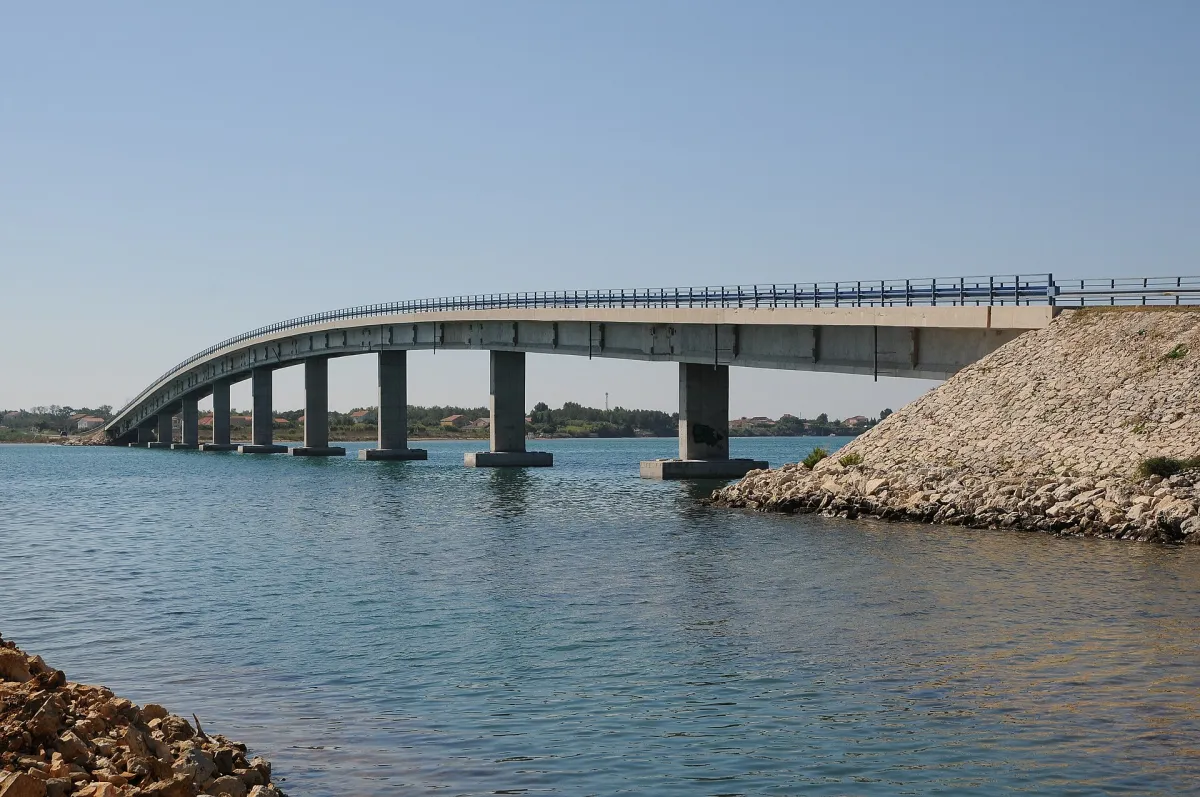 Die Brücke, die die Insel Vir mit dem Festland bei Zadar verbindet